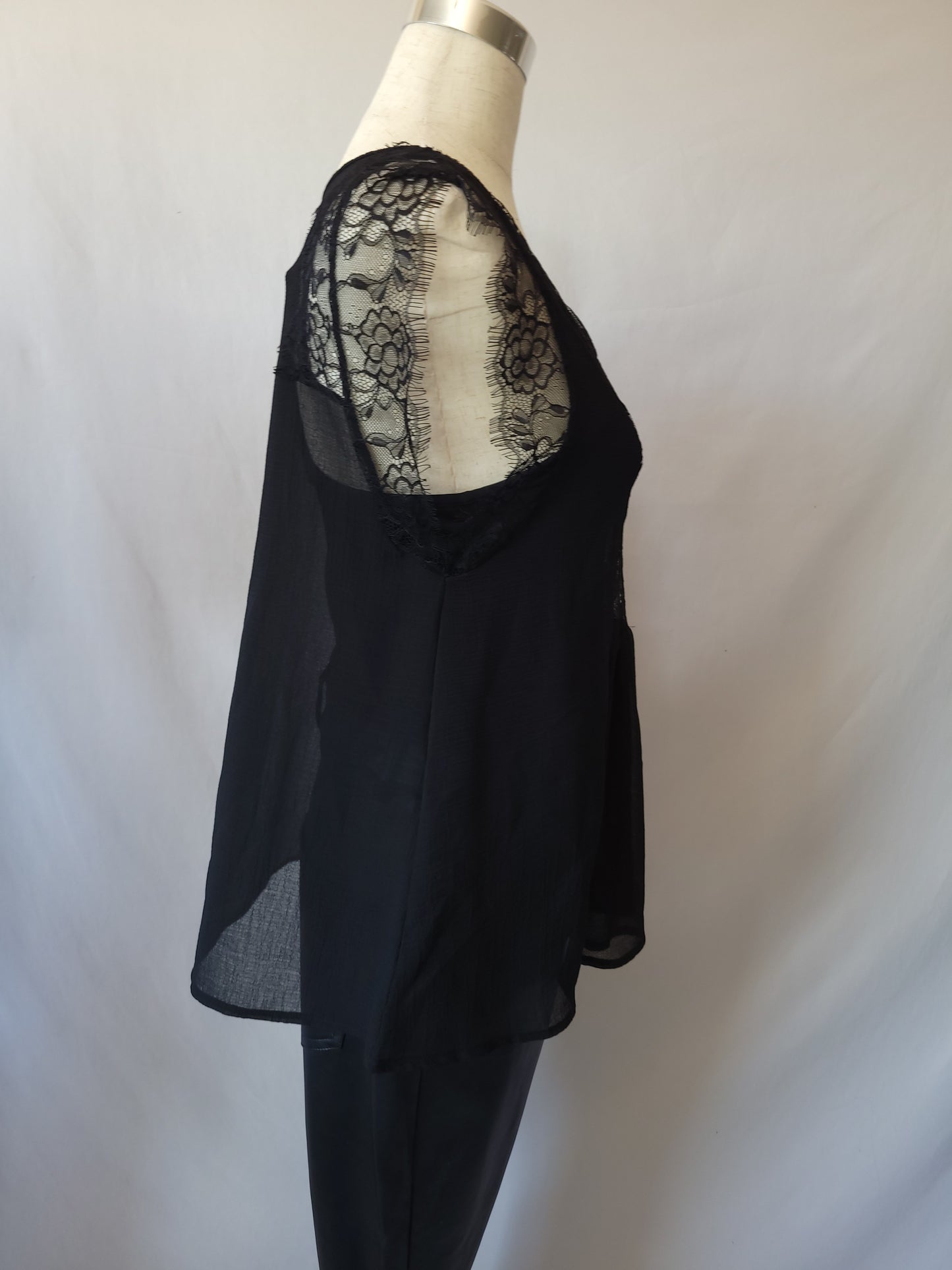 Dreamy Lace Top-Black S-2XL