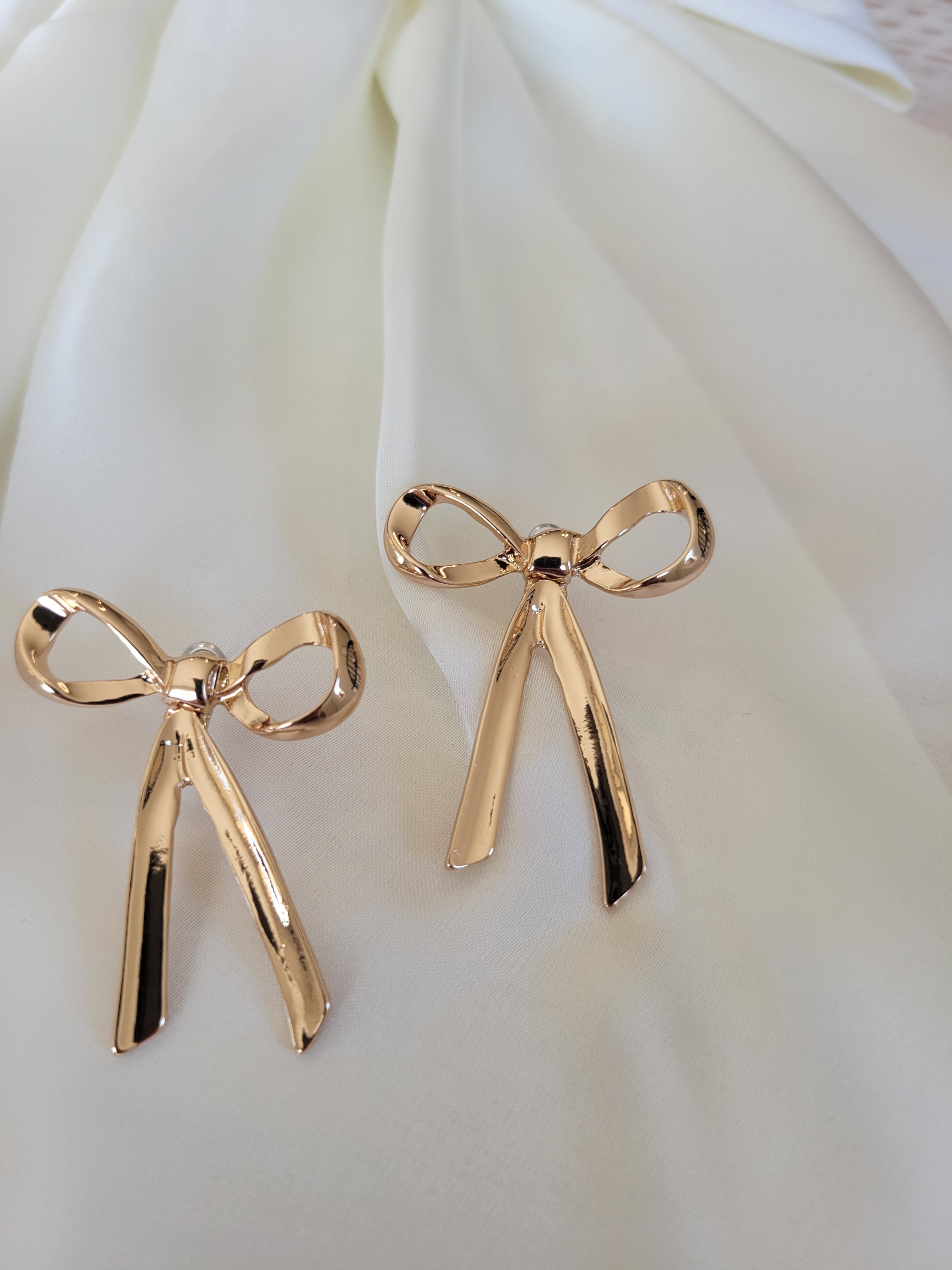 COQUETTE LARGE BOW MOVABLE STUD EARRINGS