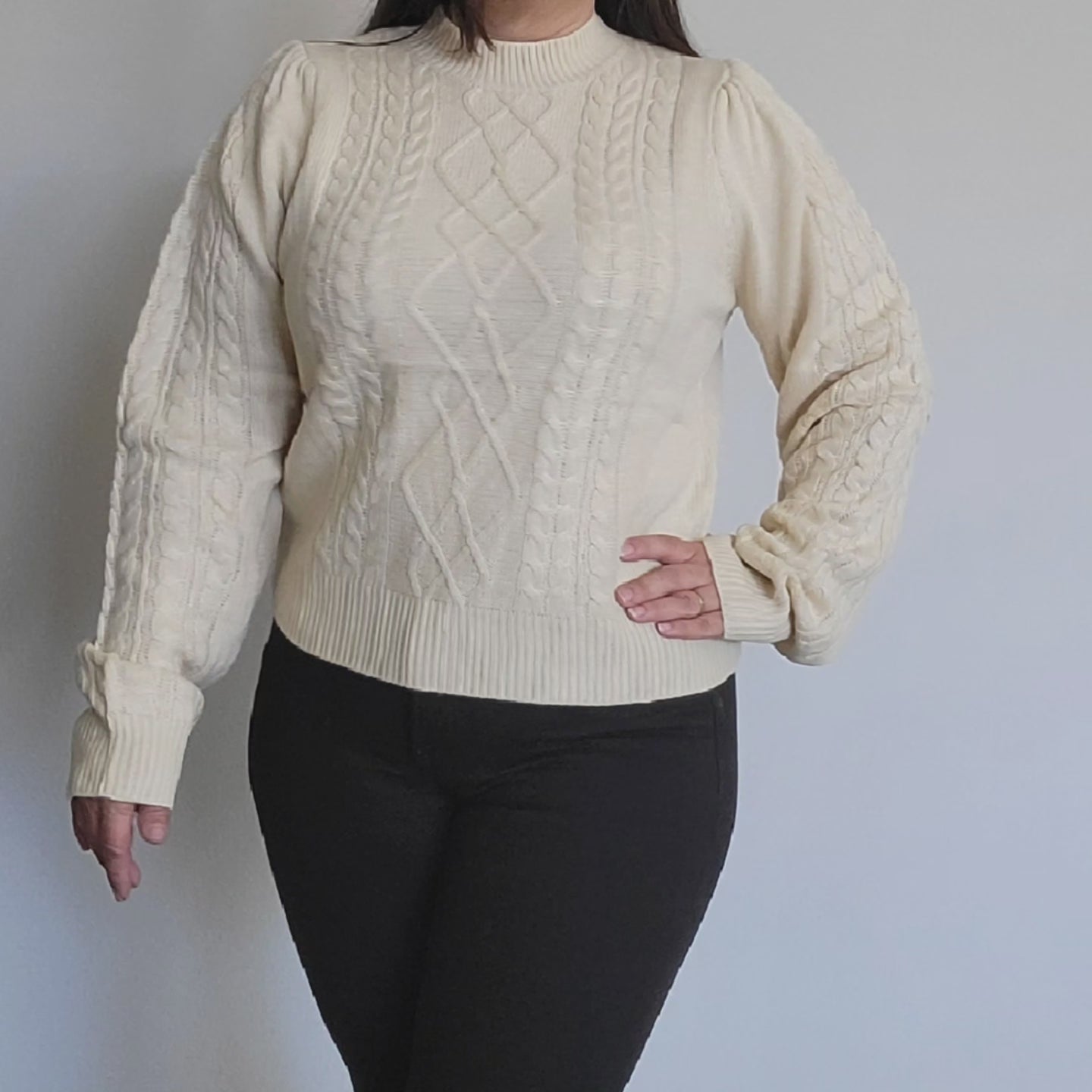 SOFT CREW NECK CABLE KNIT SWEATER