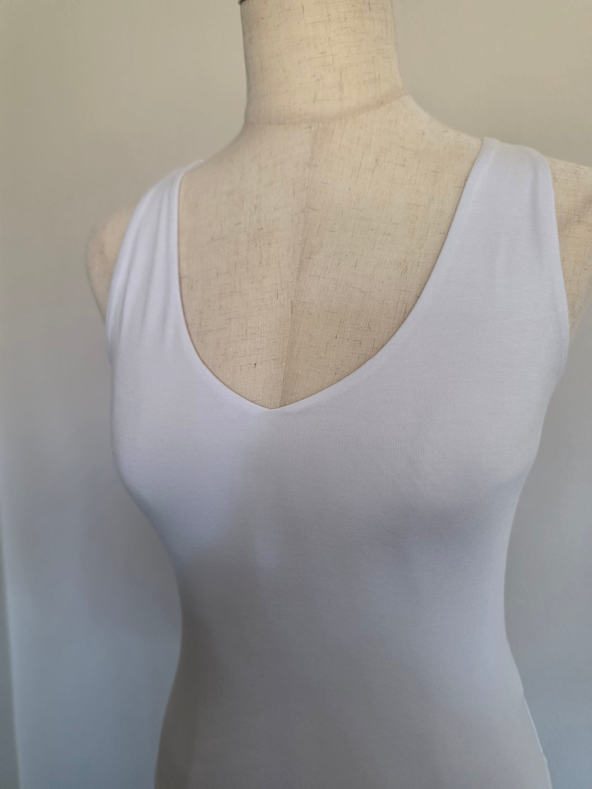 Soft Compression Double Layer Basic Full Length V-neck White Tank Top