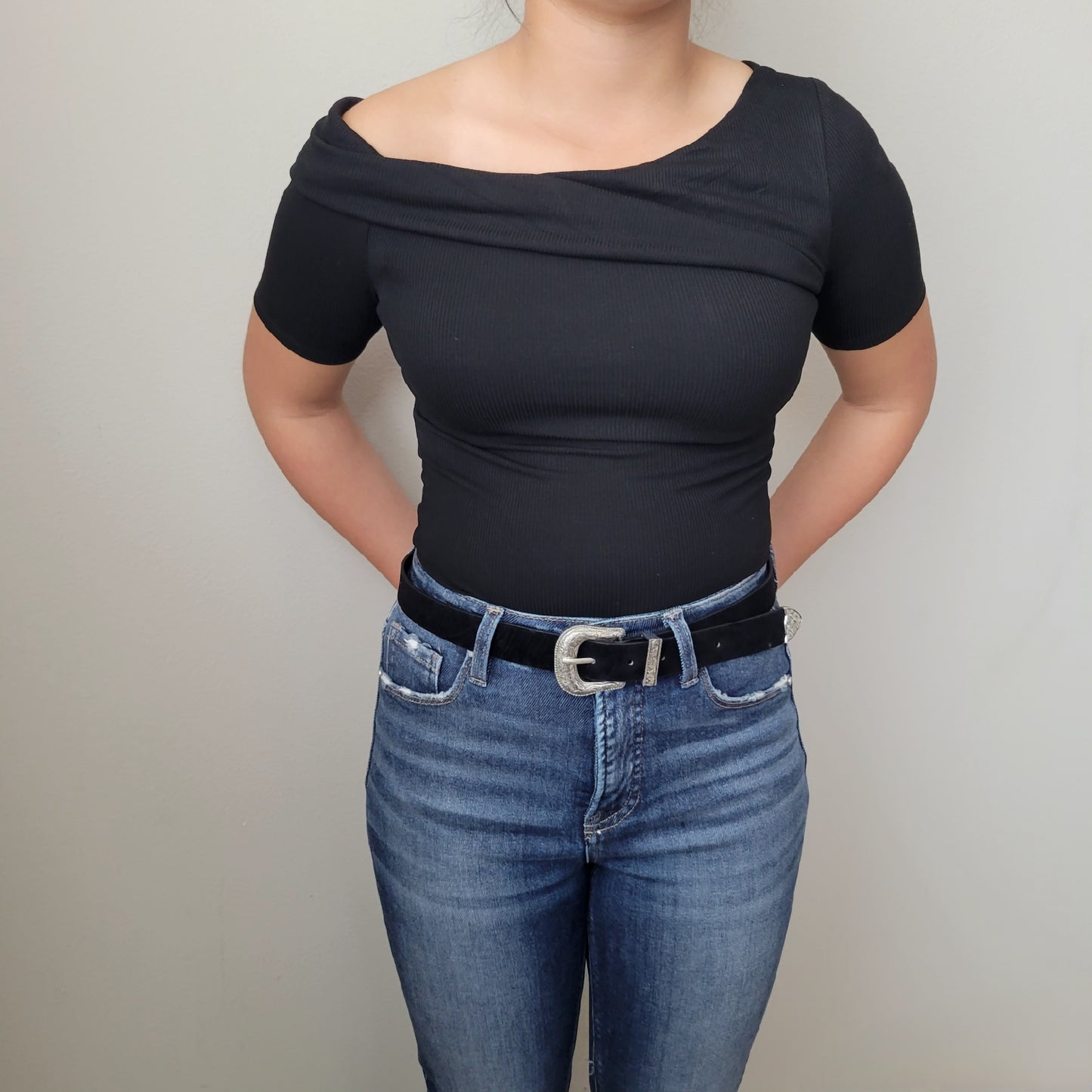 ASYMMETRICAL TWIST NECK RIB TOP