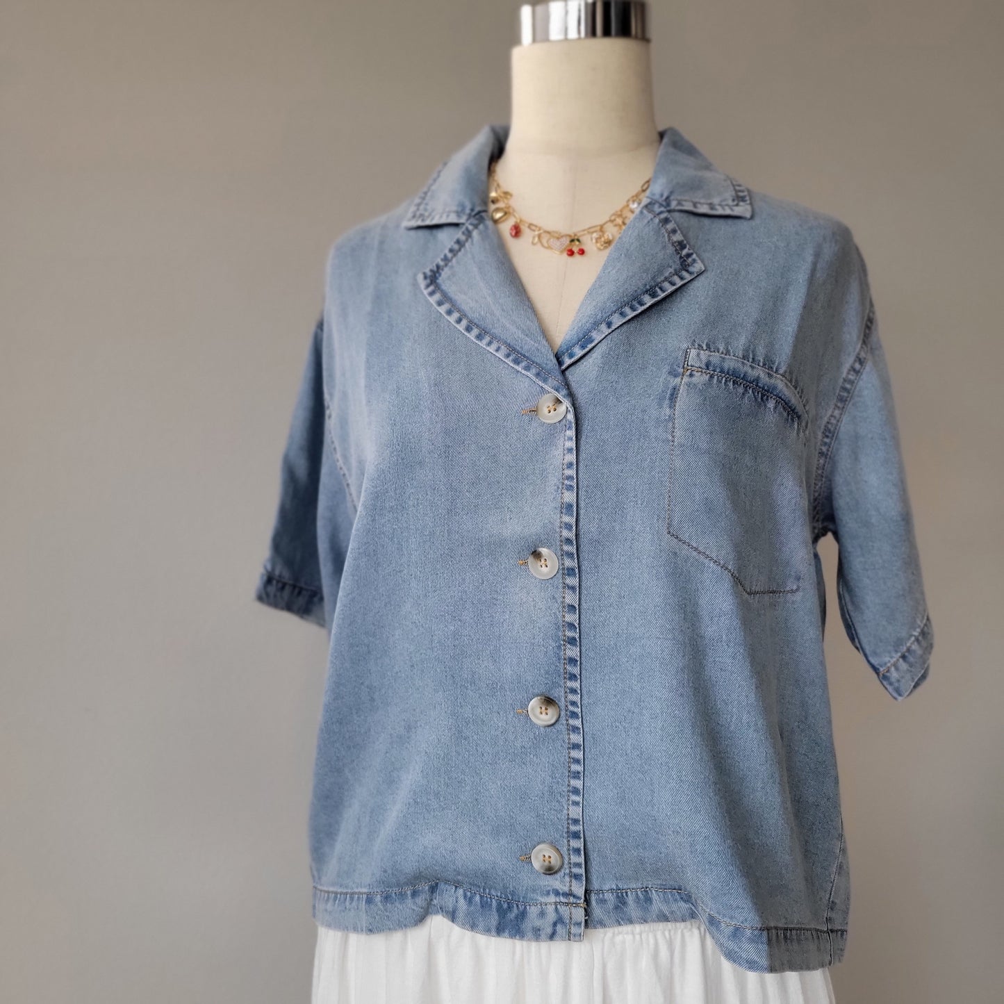 LOOSE FIT SHORT SLEEVE BUTTON DOWN DENIM SHIRT