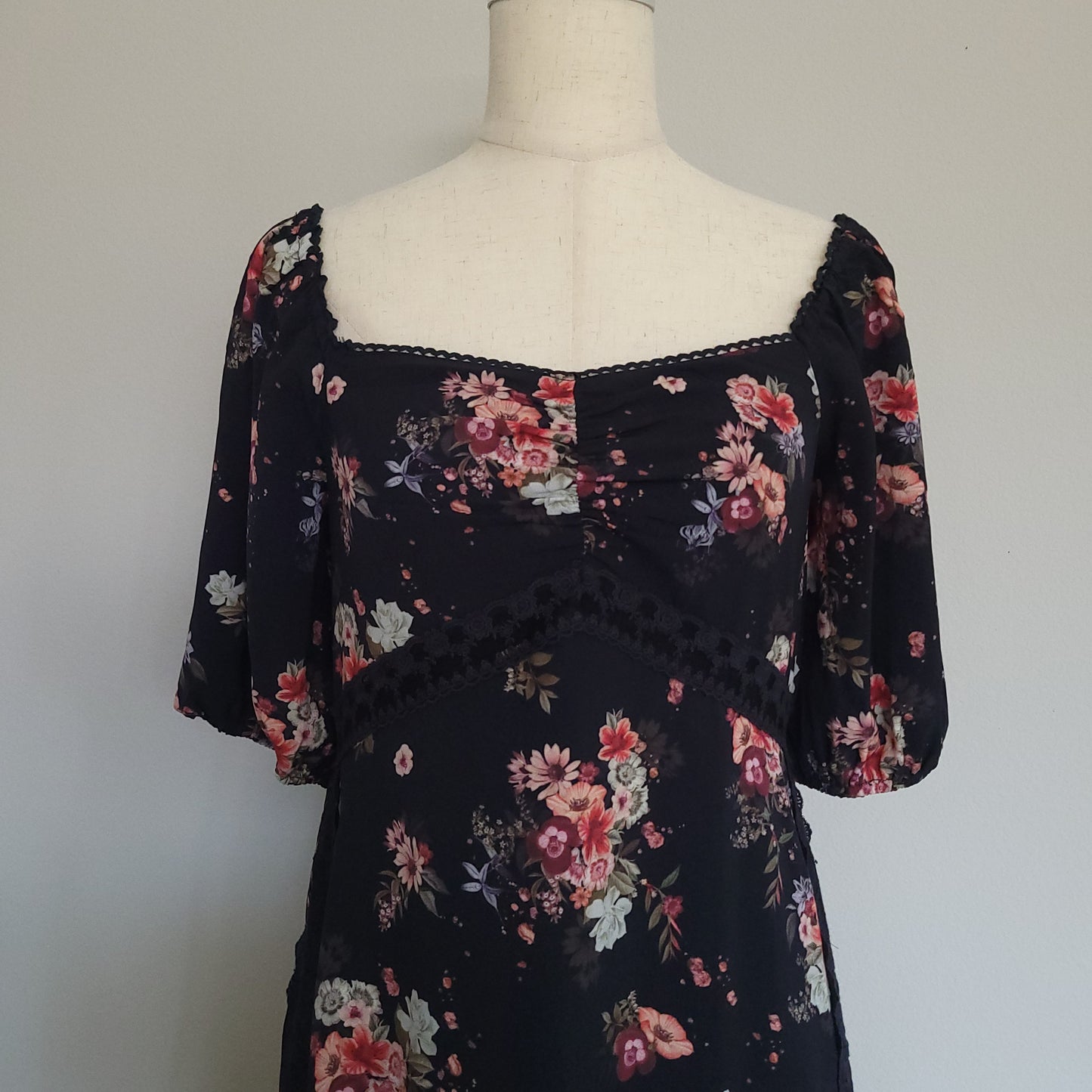 Floral Sweetheart Lace Puff SLEEVE SMOCKED MIDI  Dress