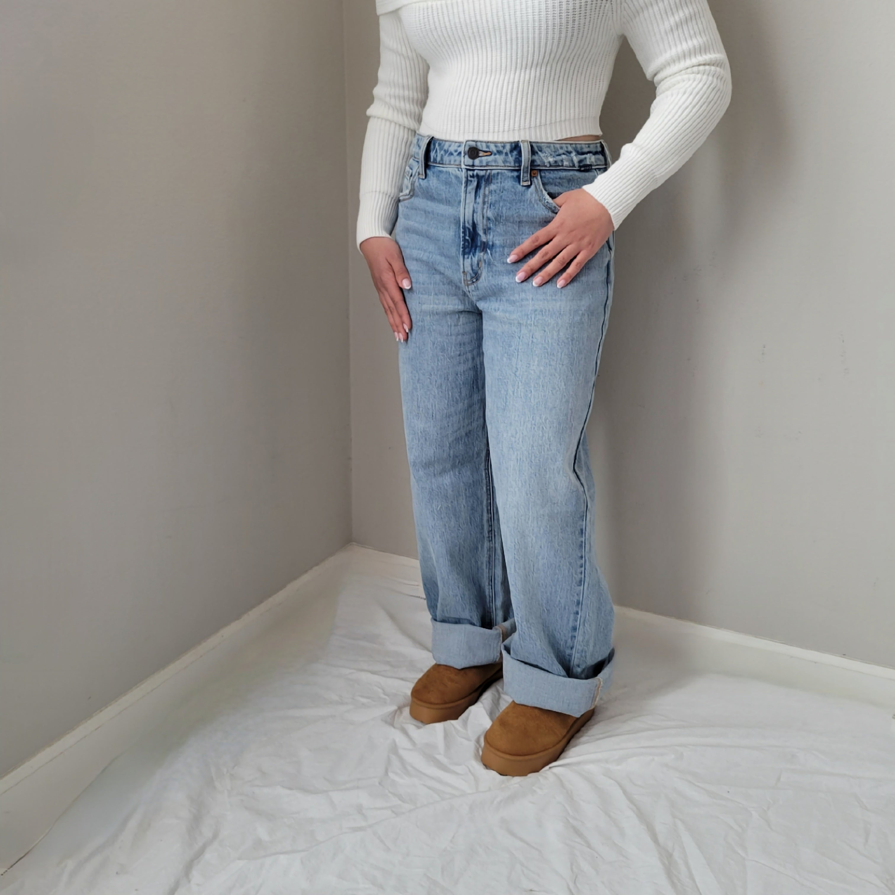 LIGHT WASH LOW RISE WIDE LEG JEANS