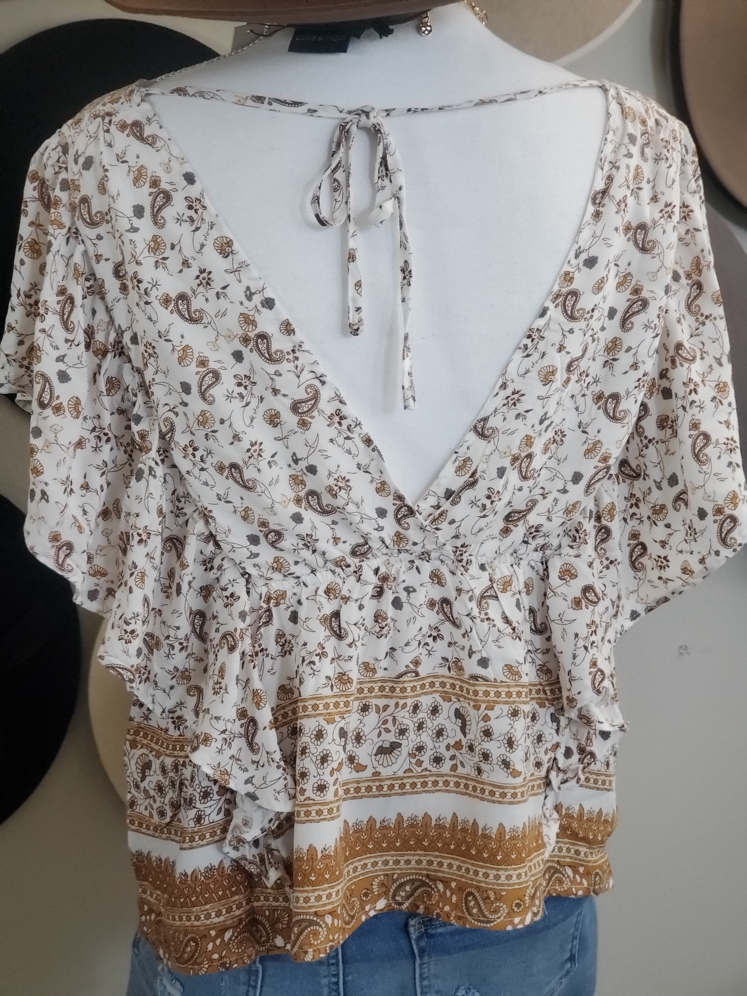 BORDER PRINT BUTTON DOWN TOP WITH OPEN BACK TOP
