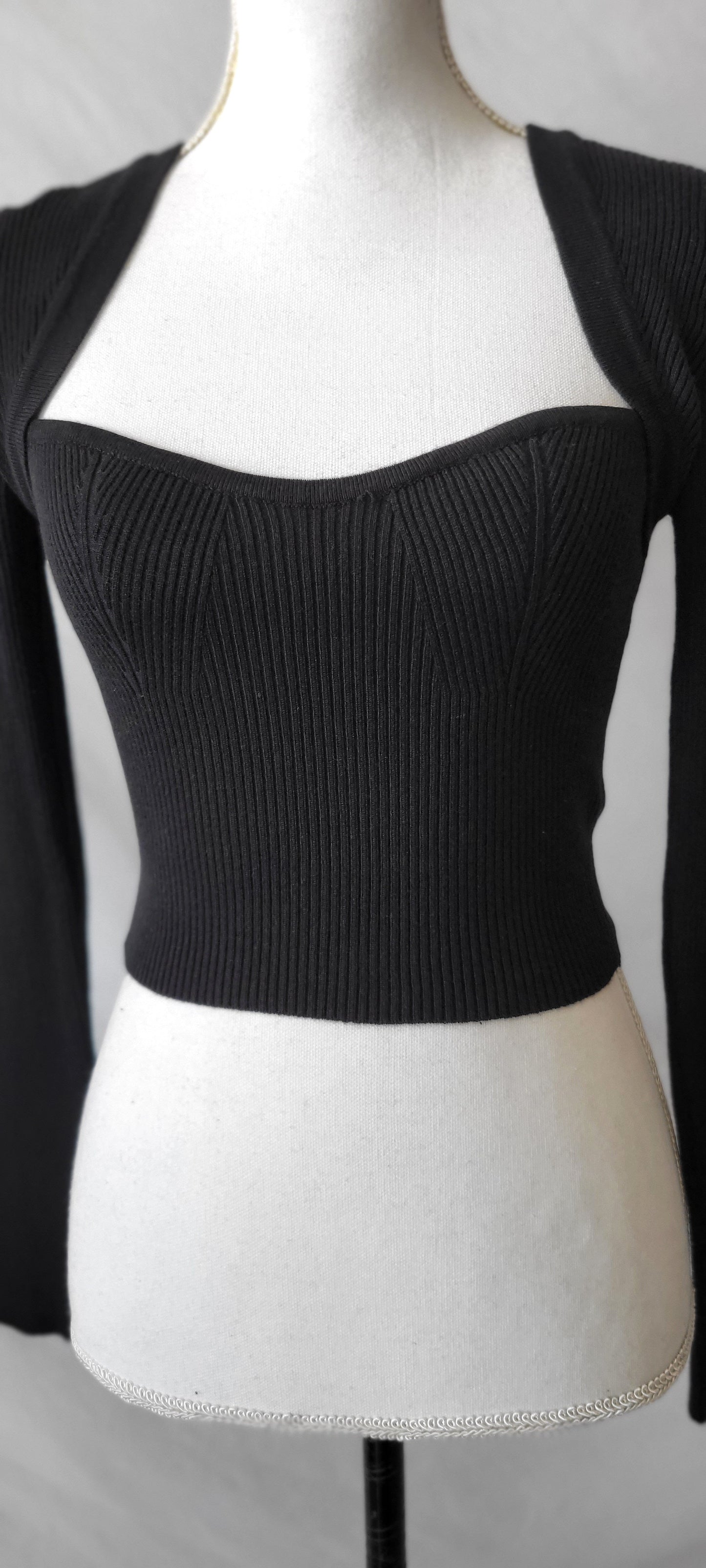 SWEETHEART RIBBED LONG SLEEVE CROP TOP