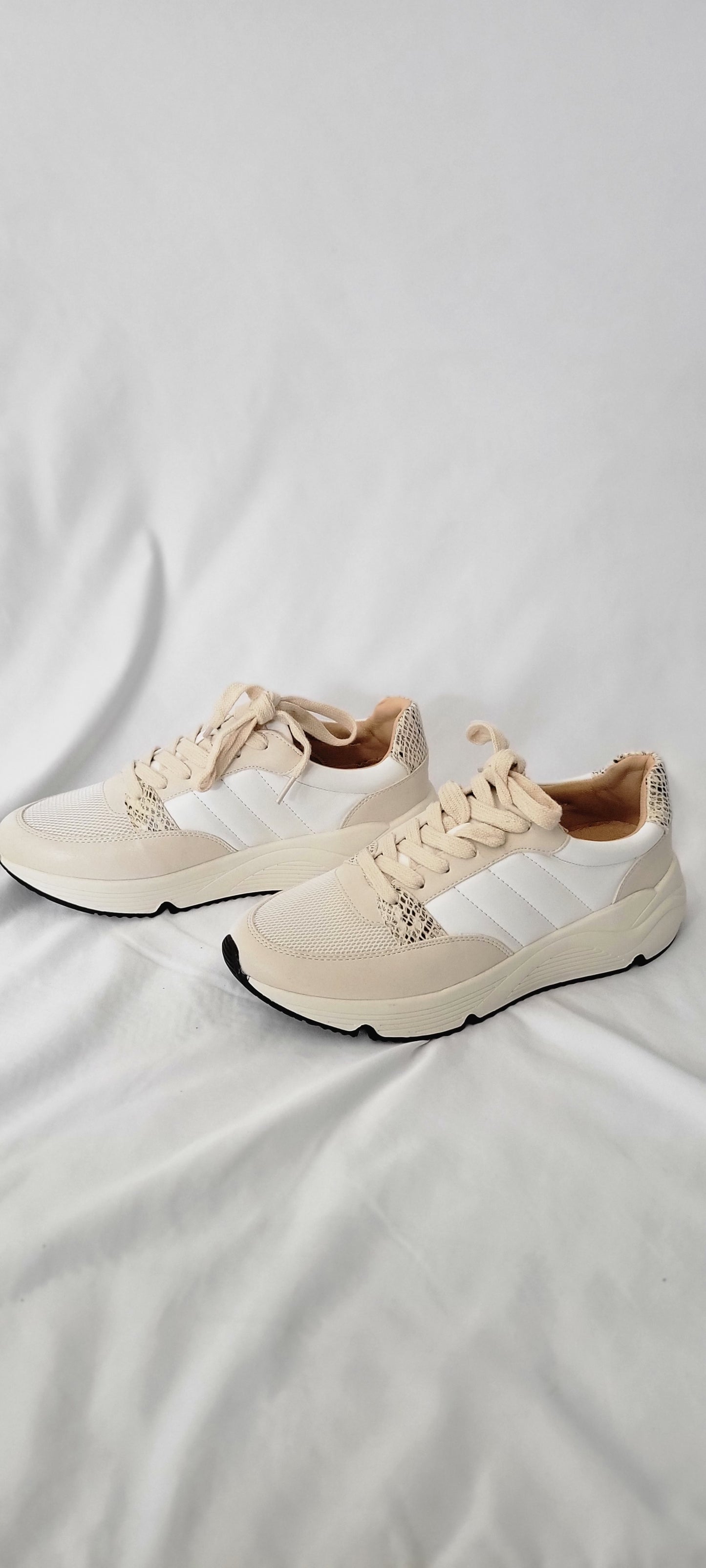 Coffee Run Beige Sneakers