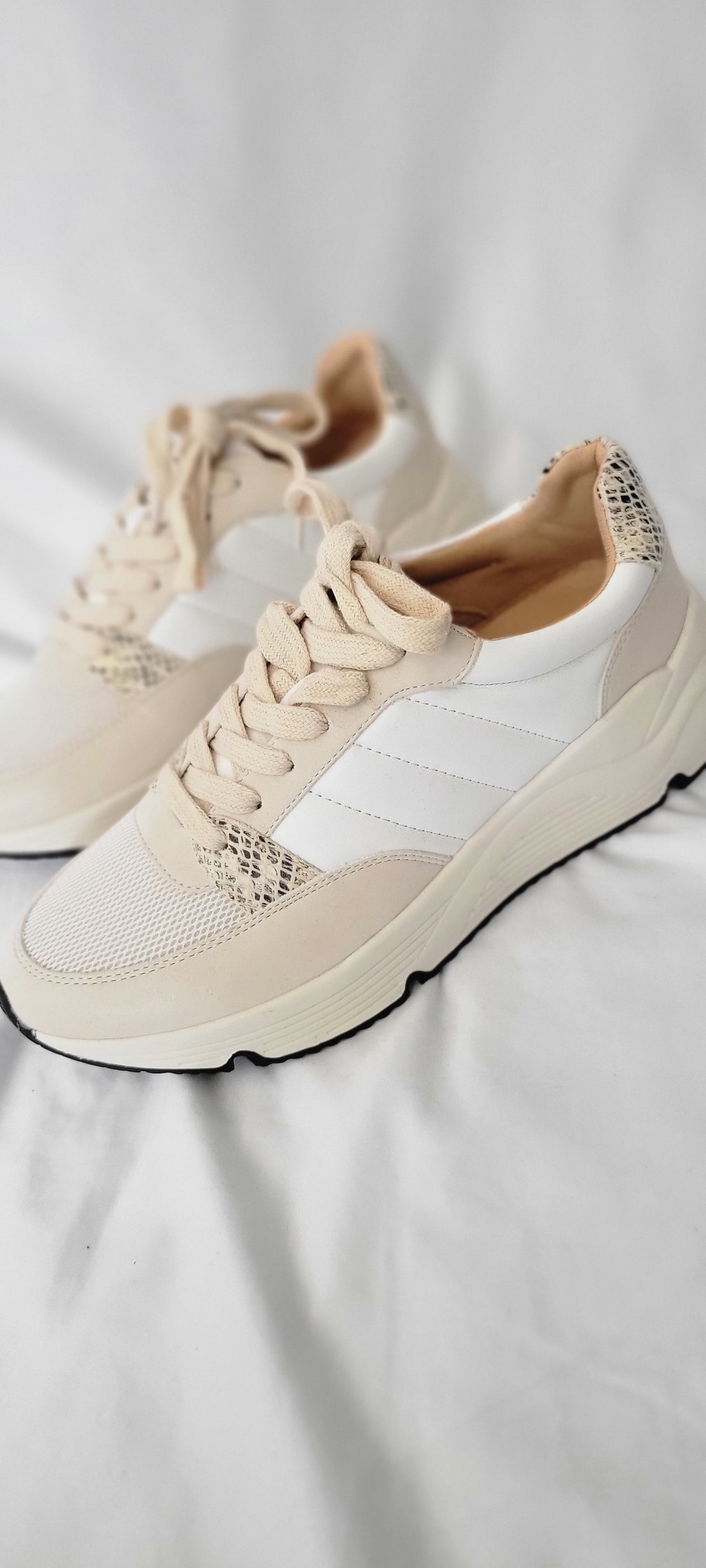 Coffee Run Beige Sneakers